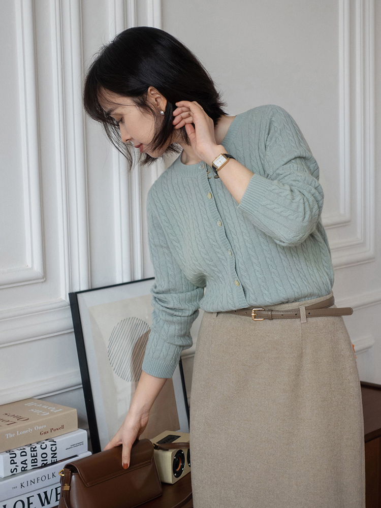 穿搭 秋冬季穿什么样的针织衫才好看?羊毛衫和绞花羊毛开衫,高级洋气