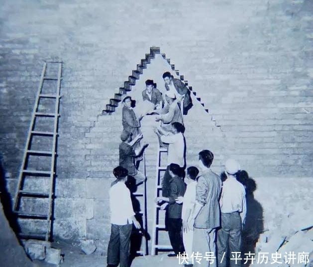 万历|老照片再现定陵发掘:图6提取皇冠,图9万历皇帝的遗骸姿势很怪异