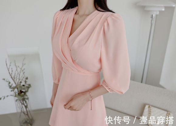 时尚|女神孙允珠时尚搭配：雨虹雅致淡粉柔情绸缎百褶裙