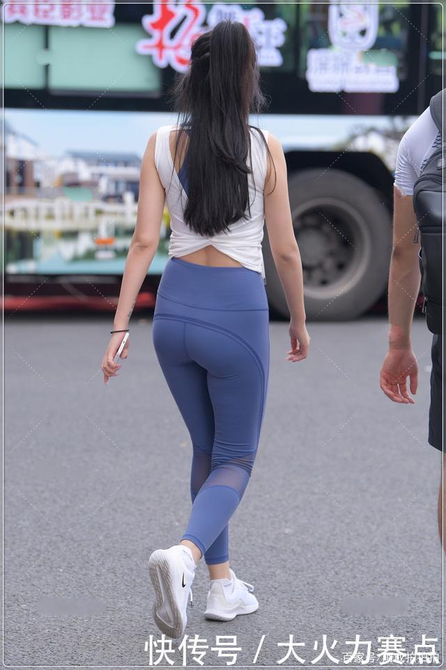 薄款无袖上衣搭配瑜伽裤,简单洋气,活力十足