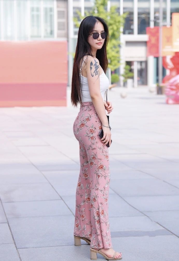 打底裤也可以很时尚，穿出玲珑有致，尽显曲线身材