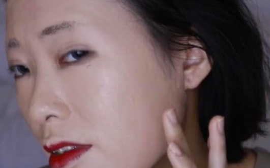 抖音 女子在抖音上挑战100层粉底，卸妆那一刻，网友：眼睛要怀孕