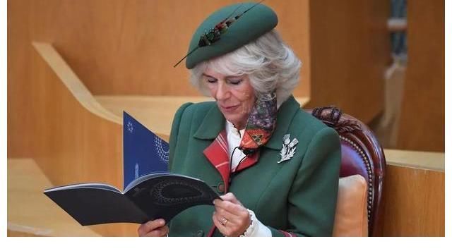 钻石#曾被骂地表最强卡三,如今一身珠光宝气,她赢得了爱情和珠宝