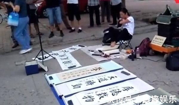 地摊!一位没有双手美女的“地摊书法”,用脚写欧楷榜书,用笔险绝精到