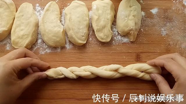 油炸|女儿想吃麻花,自己在家就可以做,淋上蜂蜜,香甜松软,太香了