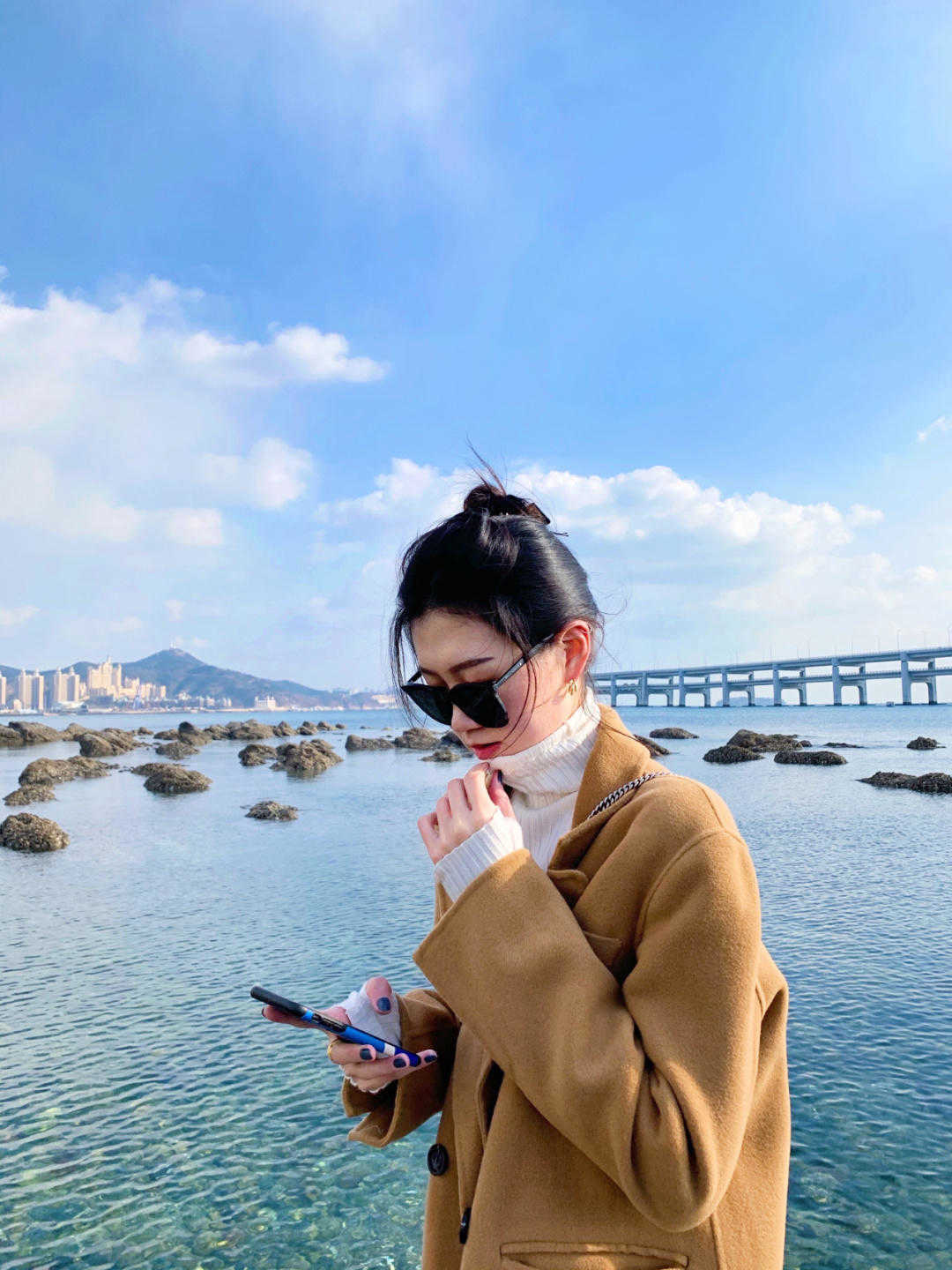 白色 长款大衣怎么穿保暖又洋气?看看这几种搭配方式,保暖又显气质