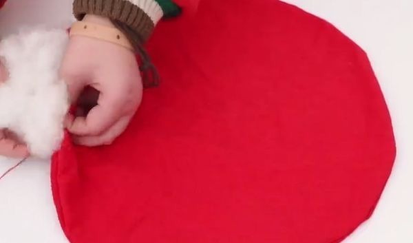 把锅盖放在旧衣服上，剪一剪，缝一缝，放在家里超实用！