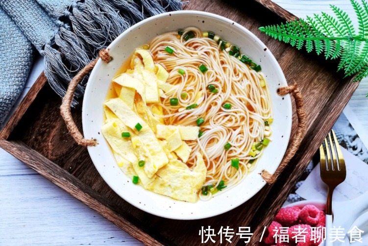 大碗|最简单的面条，直接做成清汤面，好吃还不油腻