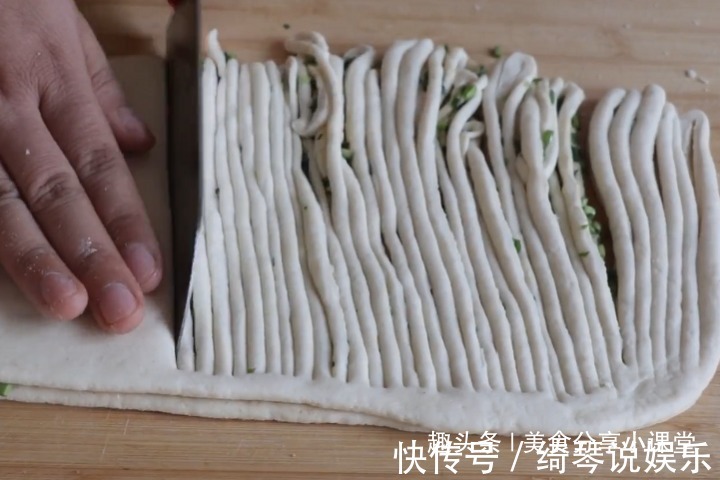 花卷|别再蒸又大又白的馒头了,教你一招,十分钟出锅,好吃不腻