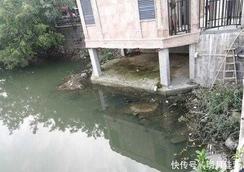 钓鲫鱼涨水和落水时选择钓点，依据下面2点就行了