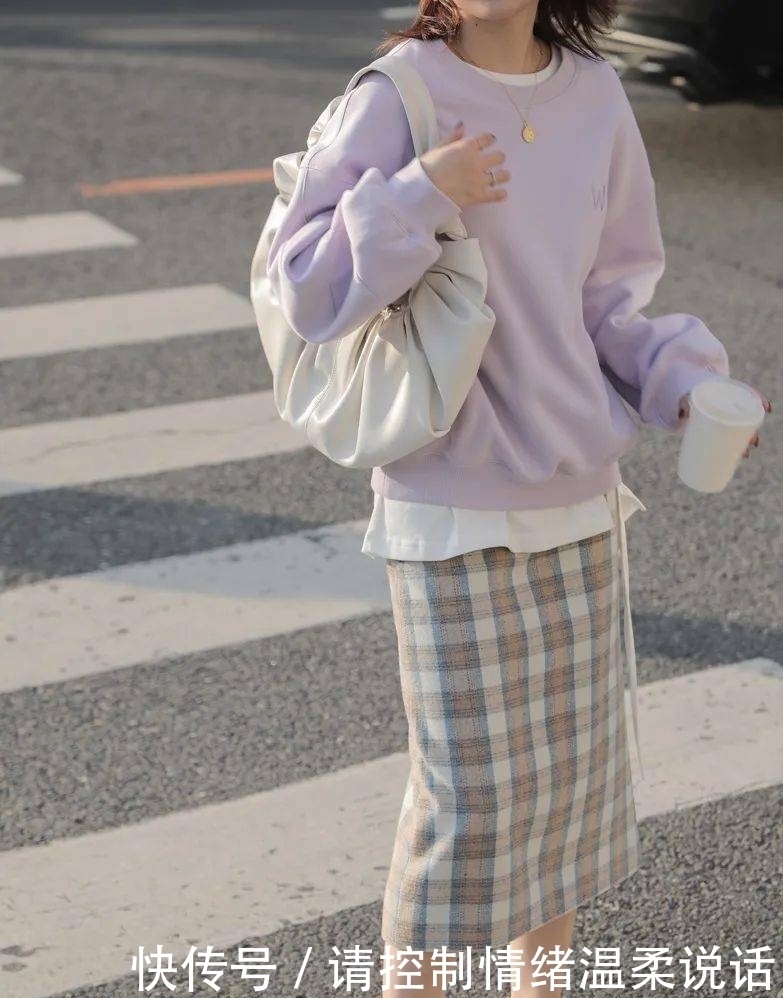 2021年第一套绝美气质穿搭:丝绒裙+毛衣!!!