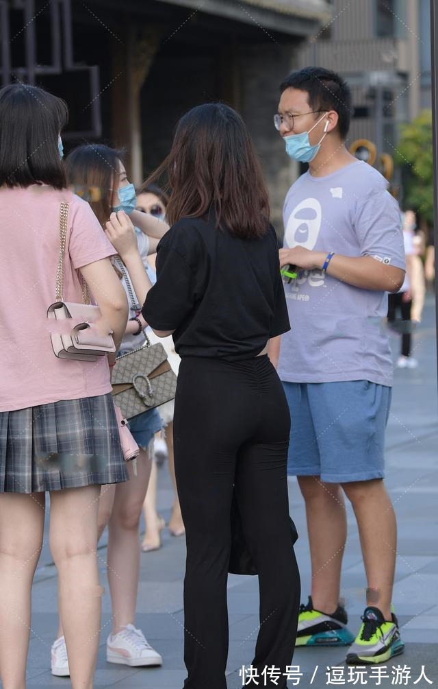 直筒裤 学生气十足的纯黑色套装穿搭，端庄可爱，简约时尚！