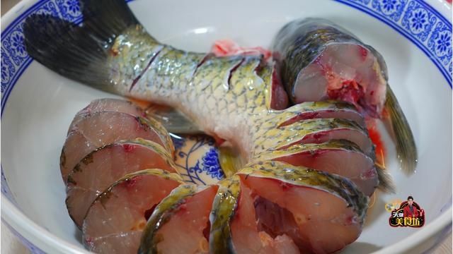草鱼的新吃法，不炖不煮不放一滴水，营养美味，上桌就扫光