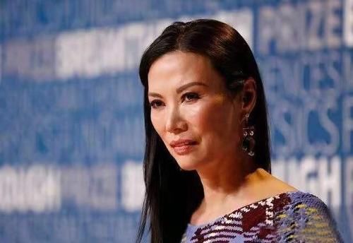 高跟鞋|52岁邓文迪才是“老来俏”,穿紧身裙装烫卷发,满脸皱纹也好看