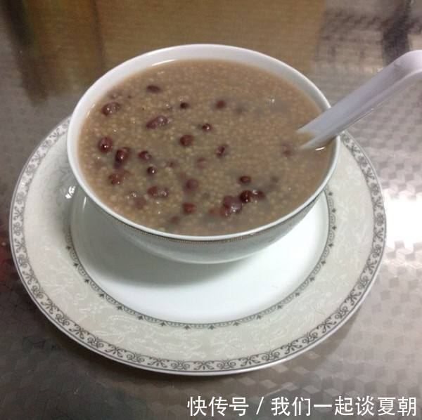 煮小米粥时,到底沸水下米还是凉水下米以后别再做错了啦!