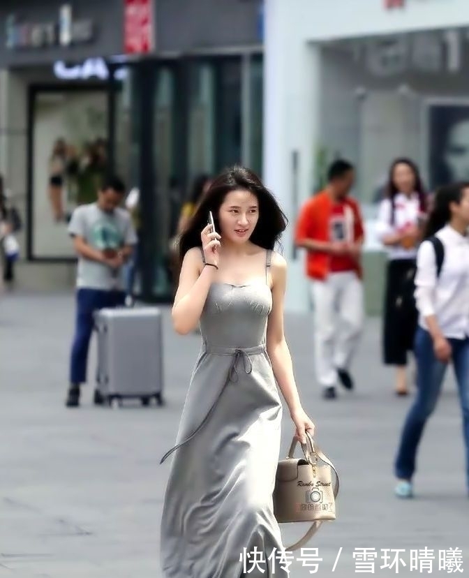 吊带裙|街拍小姐姐灰色吊带裙,走在路上散发着那优雅的女人味