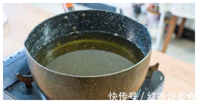 猪皮的这个新奇做法,第一次做,确实比猪皮冻好吃,Q弹有嚼劲儿