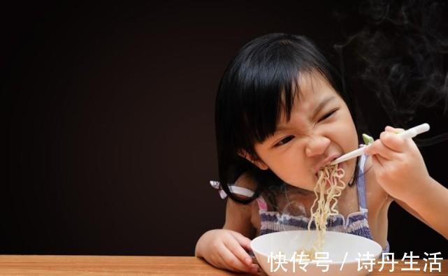 幼儿园|父母易犯的一种错!往往从小毁掉孩子的自理能力,来看正确方法