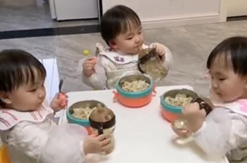 家长们|三胞胎吃饭时一个“碰杯”的举动萌翻众人,网友:军事化管理的好