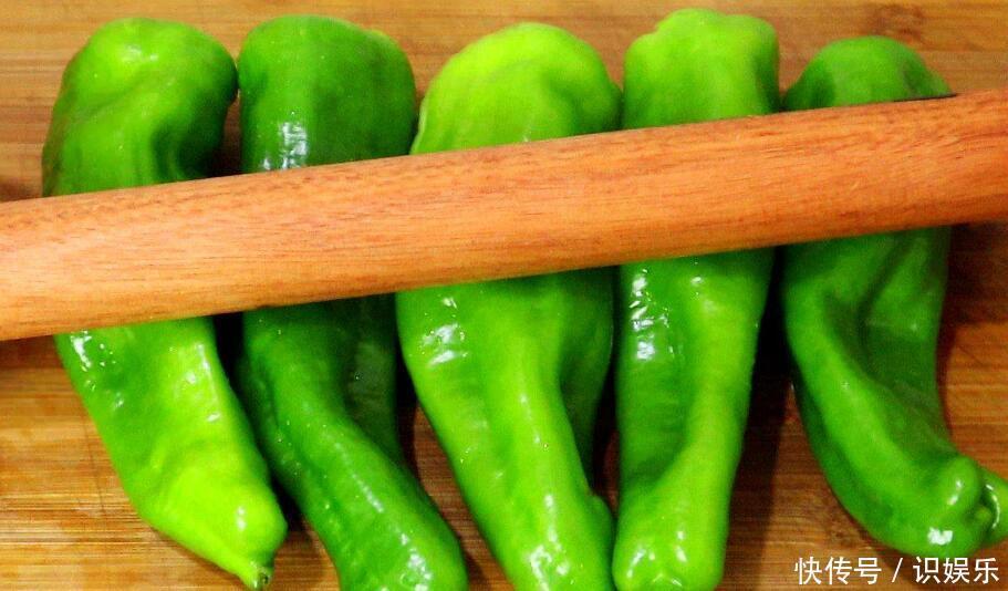 “青椒”别再炒肉了，用擀面杖滚一滚，好吃下饭比吃肉还香！