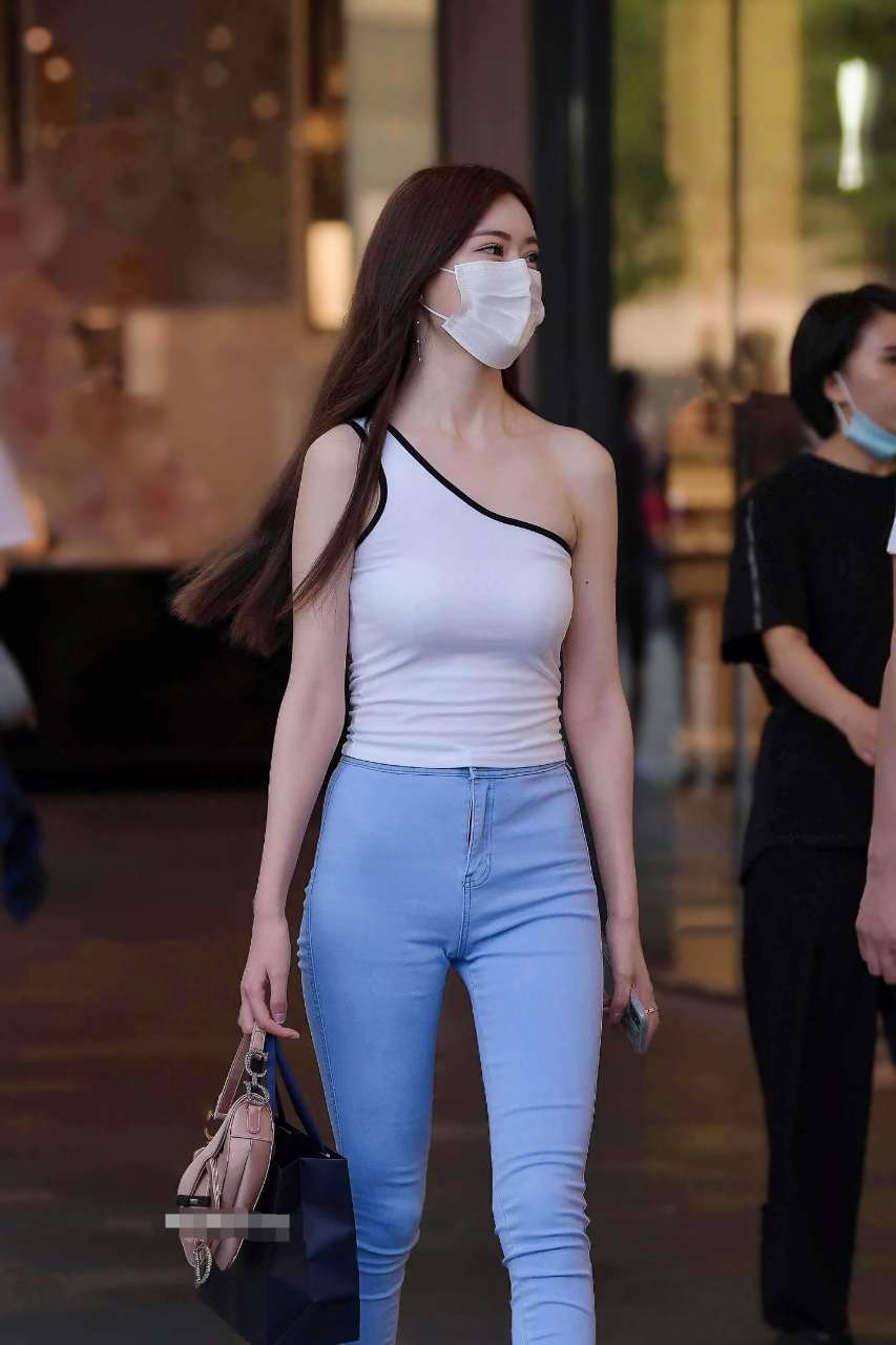 牛仔裤|露肩装搭配浅蓝牛仔裤, 姐姐的穿搭简洁干净利落