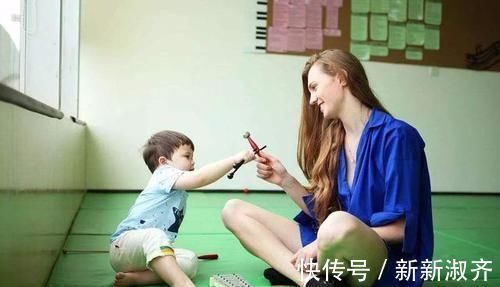 浩浩|孩子生气打翻面条,服务员想收拾被制止,奶奶说的话让人肃然起敬