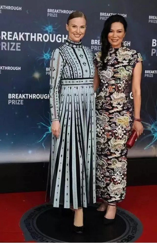 邓文迪真厉害!穿一件印花旗袍亮相,展现自己窈窕的身段,真吸睛