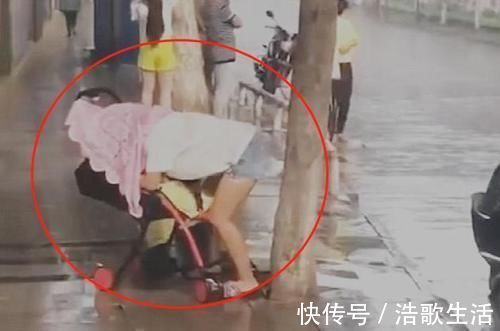 为人父母|妈妈街上推车遛娃,偶遇大雨无处可躲,最美姿势给娃搭起“晴天”
