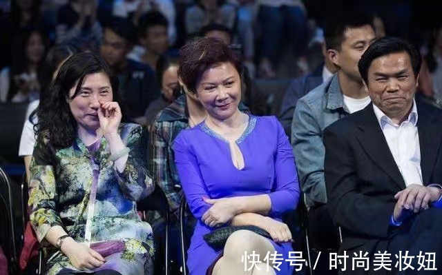 连衣裙|蔡明真的不在乎年龄,穿紫色深V连衣裙亮相,被她的身材惊艳了