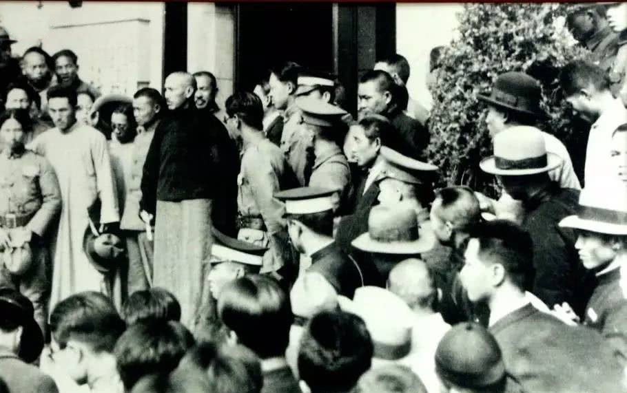 责骂|女婿上门来拜年,岳父当众责骂他没出息,后来女婿当上了军委主席