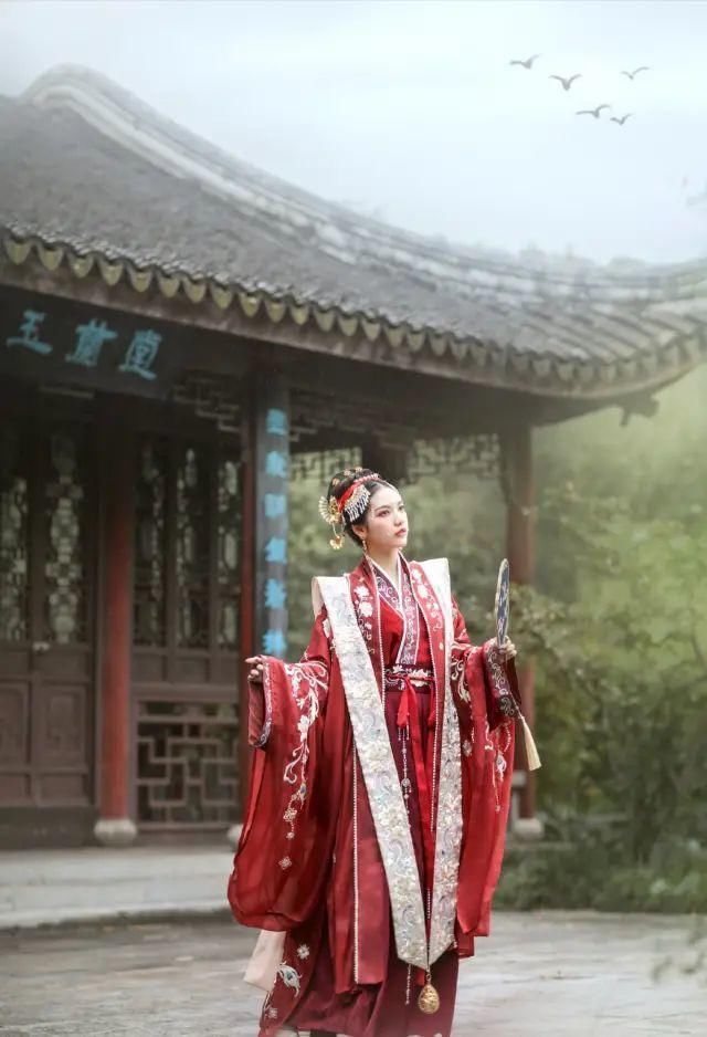 霞帔#中国人的嫁衣,不该只有西方的婚纱,更应该是传统的凤冠霞帔!