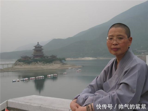 如瑞法师本是北师大高材生,因喜欢佛法,24岁正式出家削发为尼