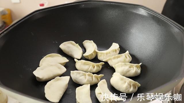 食用油|这个素锅贴我家一周吃三次,口感鲜香又酥脆,调好面糊才是关键