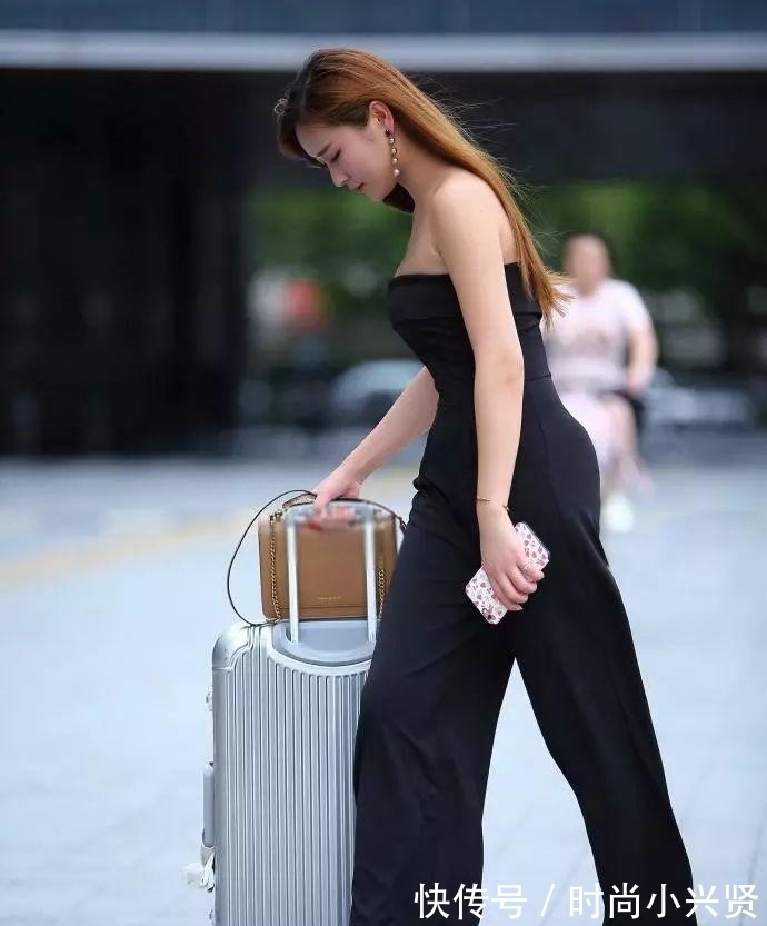 女生 时尚女生的裤装穿搭,选搭一条宽松大方的连体裤,知性成熟显气质