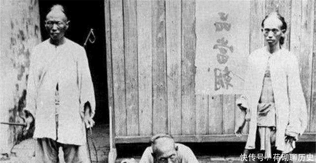 清朝|清朝老照片：图一是小皇帝叉腰站在故宫房顶，图四的杂耍小孩肚子差点被刺穿