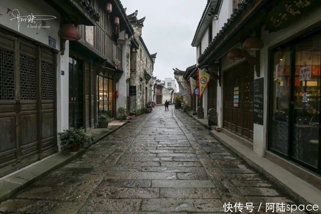 略显|冬雨连绵中路过解放东路，这条浦江的最美老街，现在略显冷清