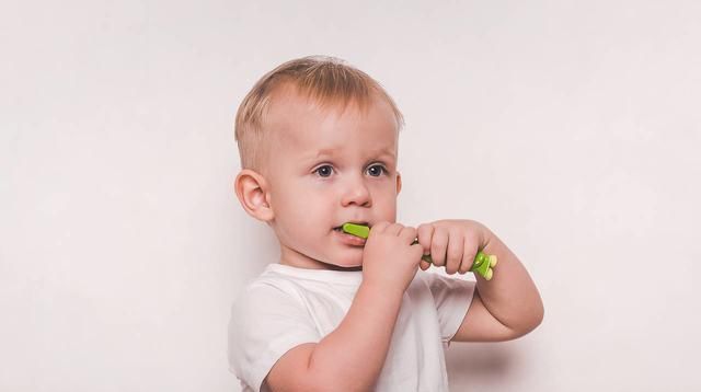 刷牙|宝宝多大开始刷牙适合乳牙萌出前,该如何给宝宝清洁口腔