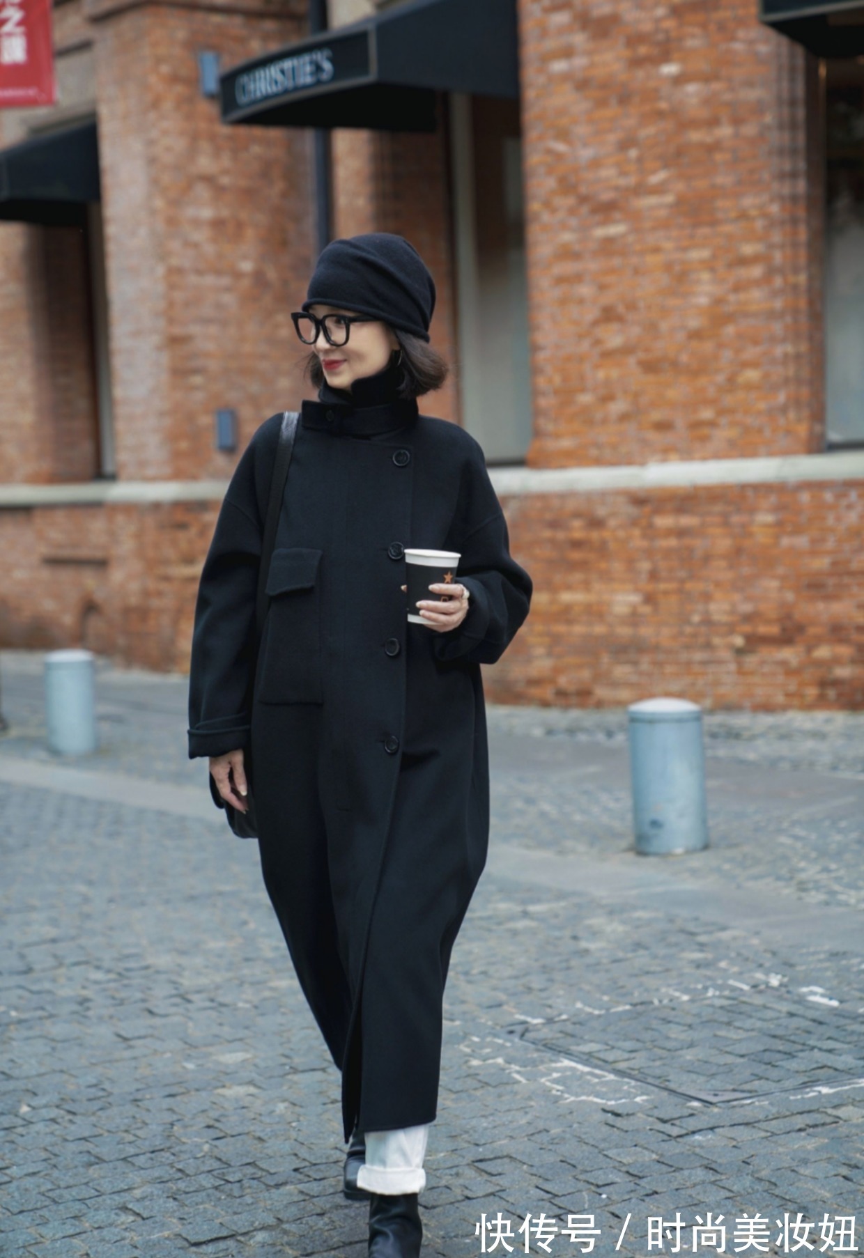 黑大衣|为何你穿黑大衣总比别人土?其实配饰才是关键,提升气质又洋气