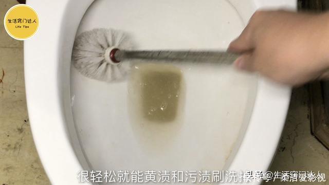 马桶里撒一把,无论多脏多厚的污渍,一冲就干净,方法简单又实用