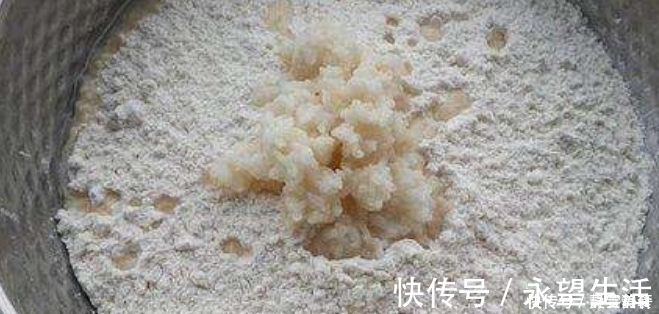 馒头店老板：发面别用酵母白糖，多加一样东西，10分钟发一大盆！