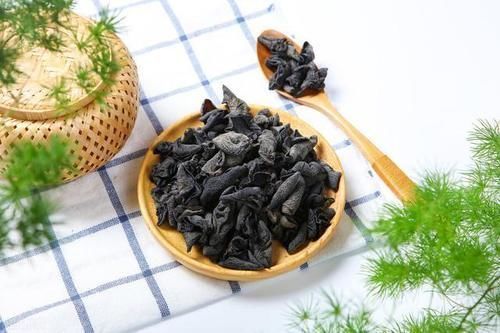 清水泡木耳是外行,水里多放3样,木耳快速泡发,细菌污垢全没了