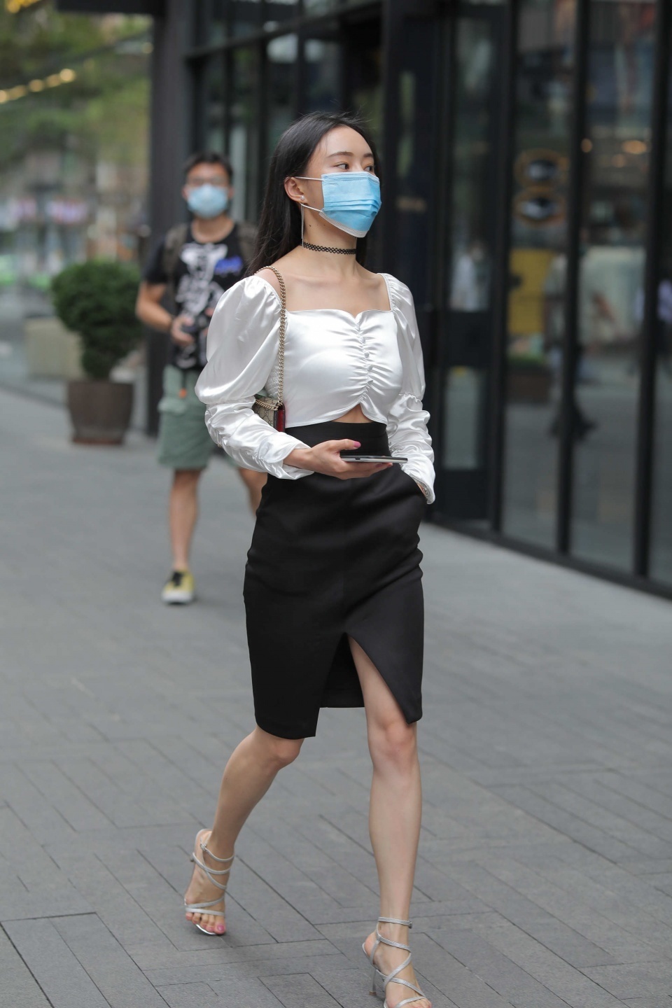 长袖|小姐姐时尚的工作装穿搭，一眼就看出来了，因为是白色的长袖加上黑色的短裙