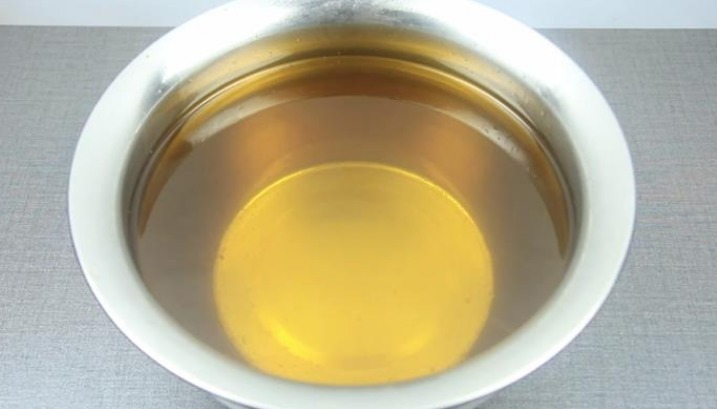 大厨炒菜,出锅前为啥加明油,啥是明油难怪炒啥都香,教你做法