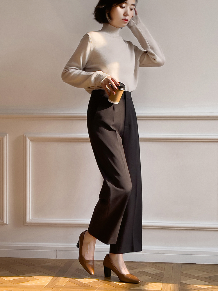 大衣 秋冬衣服别乱买,常备“高领衫”,搭配大衣、羽绒服都洋气