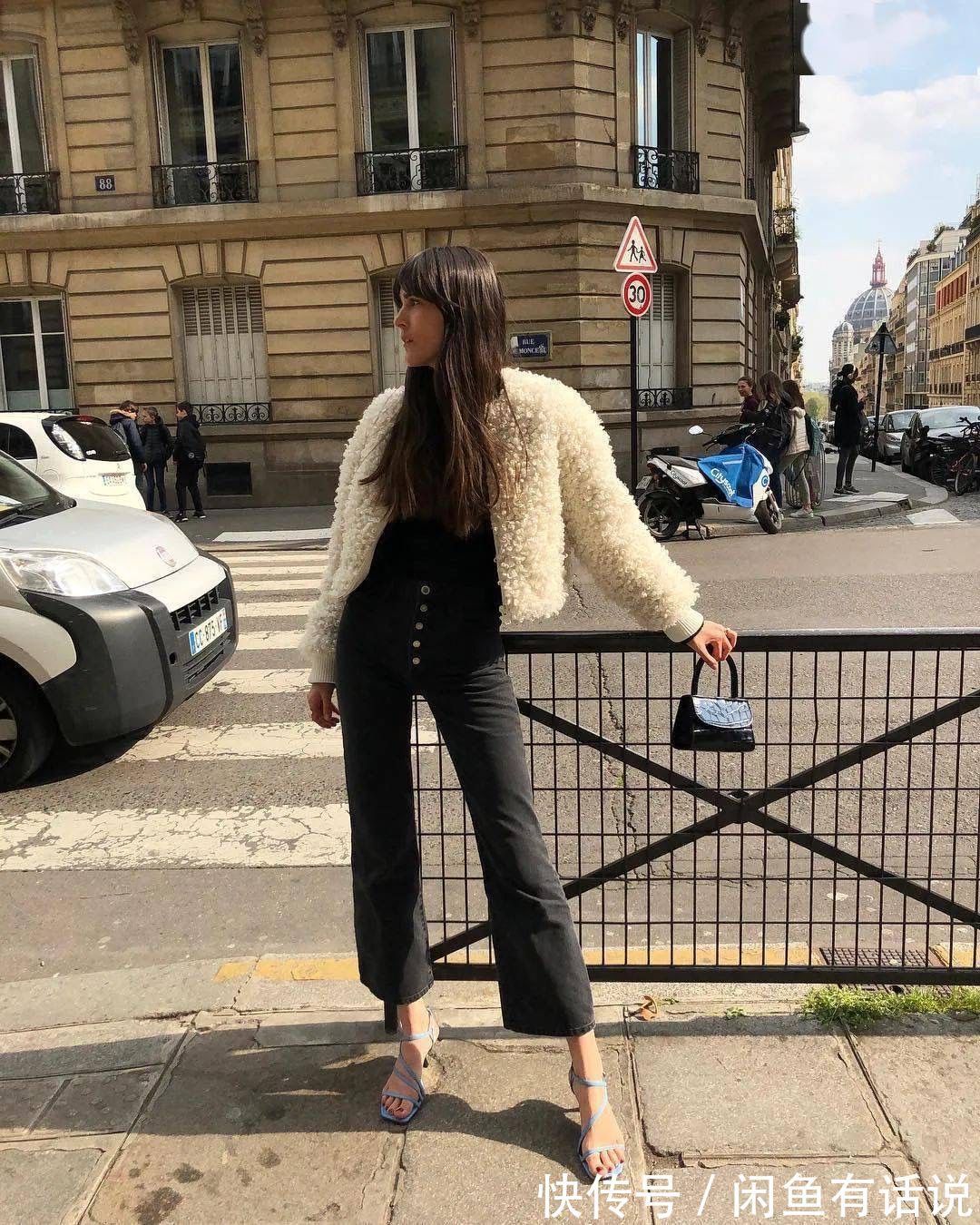 面料 今年的大衣流行带“毛毛”,穿着保暖又显贵,女人上了年纪也能穿