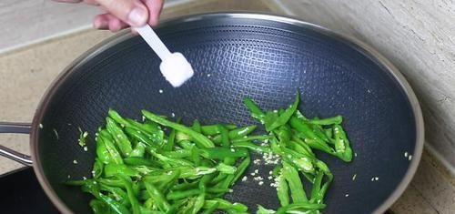  难怪饭店做的辣椒炒肉那么好吃，原来大厨都是这样炒的，先收藏了