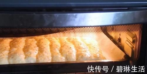烤盘|懒人面包做法，不用揉面，更不用揉出膜，面包一样柔软拉丝