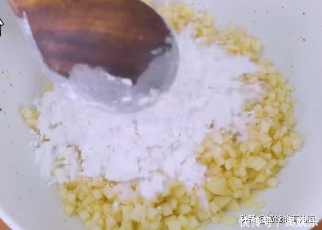 用2个苹果做一款早餐糯米饼,香甜营养,美味好吃,孩子特喜欢