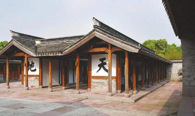 对联#9岁小孩因考试迟到,考官出对联刁难,看完下联众人拍案叫绝