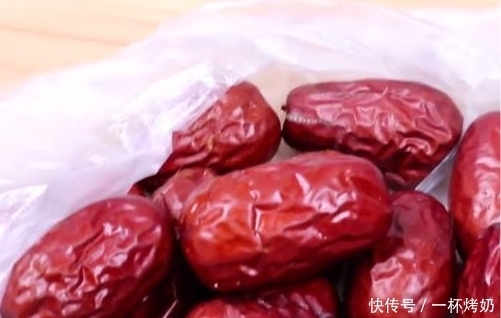 葡萄干和它泡水喝,每天睡前1杯,睡眠好了,气血足了,手脚不凉